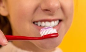 Ученые обнаружили, что чистка зубов снизила риск пневмонии
