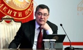 Садыр Жапаров сообщил, что просил депутатов ЖК разработать законопроект, предусматривающий штраф за то, что избиратель не пошел на выборы