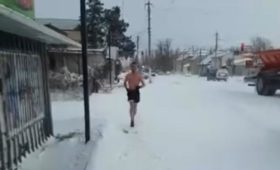 На Иссык-Куле мужчина в шортах устроил пробежку в 15-градусный мороз. Видео