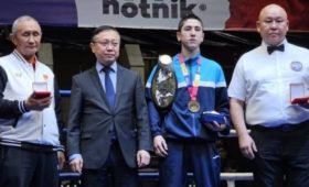 Мэрия Бишкека подарила чемпиону мира Амантуру Джумаеву наручные часы, тренеру и судье — нагрудной знак