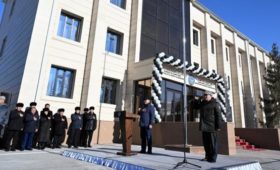 Садыр Жапаров открыл обновленное здание ГКНБ в Нарыне 