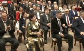 Президент Садыр Жапаров вручает госнаграды отличившимся кыргызстанцам
