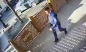 Побег депутата Эмиля Жамгырчиева попал на видео — он выпрыгивает из окна, бежит, прыгает через ограду