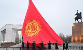 На главной площади Кыргызстана подняли новый флаг