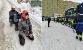 В Екатеринбурге мигрантов заставили ходить «гуськом». На видео трое кыргызстанцев