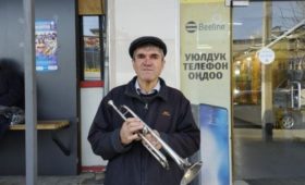 Трубач Тимур Таяков создает музыкальный оазис на улицах Оша (видео)