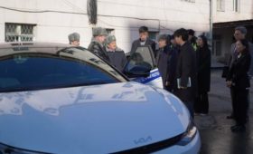 Корея передала ГУВД Бишкека служебные электромобили