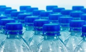 Обнаружена угроза здоровью в воде в пластиковых бутылках