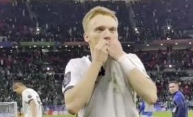 Александр Мищенко рассказал, зачем целовал флаг после матча с Саудовской Аравией