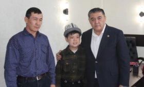 Глава ГКНБ встретился с 11-летним Дайырбеком, которому помог с операцией и лечением от рака