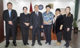 Директор госагентства по делам госслужбы и МСУ принял руководителя ООН Женщины в Кыргызстане