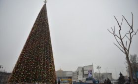 В Бишкеке начинается демонтаж главной ёлки страны
