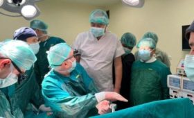 Министр Бейшеналиев принял участие в операции по пересадке печени в Турции