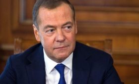 Дмитрий Медведев выругался матом в ответ на заявление Франции