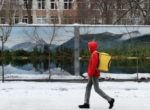 В России задумались, почему дворники идут в курьеры