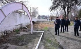 Ташиев проверил ход реконструкции стадиона «Курманбек» в Жалал-Абаде