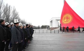 Госсекретарь рассказал, почему Садыр Жапаров не участвовал в церемонии поднятия обновленного флага на площади Ала-Тоо
