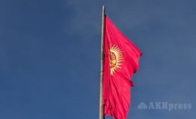 В Бишкеке на площади подняли новый флаг
