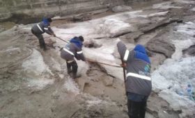 В Бишкеке чистят лед на реках