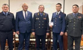 Милиционера, вытащившего провалившихся под лёд мальчиков в Балыкчы, наградили медалью «Каармандык»