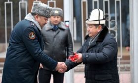 Акылбек Жапаров принял участие в церемонии передачи авто МВД КР