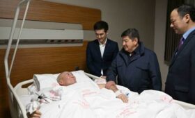 В Турции Акылбек Жапаров посетил кыргызстанцев, пострадавших в аварии на ТЭЦ и в результате крушения вертолета