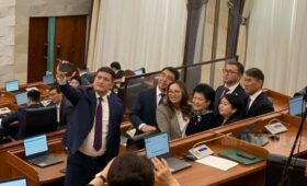 Селфи в парламенте: «Альянс» встретил новых членов фракции Мамашову и Абакирова