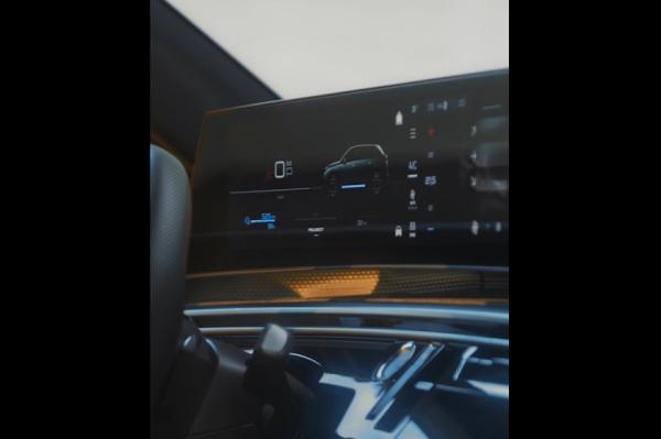 Салон семиместного кроссовера Peugeot e-5008 нового поколения ...