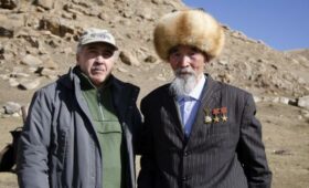 Тынай Ибрагимов снимает фильм о внуке дважды героя КР чабана Акматова