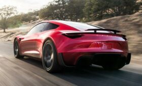 Tesla Roadster выйдет на рынок в 2025 году с новым дизайном и десятком ракетных модулей