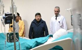 Глава Кабмина пообещал пострадавшему сотруднику ТЭЦ присмотреть за его семьей, пока он лечится в Турции