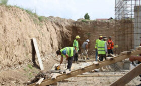 На какой стадии находится работа по строительству школ, детсада и больницы в Ак-Ордо? – депутат