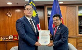 Посол Кыргызстана Анарбаев вручил копии верительных грамот в МИД Малайзии