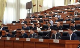 Кыргызский парламент за Садыра Жапарова или за Энтони Блинкена?