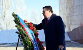 Председатель парламента Монголии возложил цветы к мемориалу памяти погибших в Үркүне
