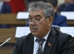 Завотделением больницы получает 18 тыс. сомов, нужно срочно поднять зарплату медикам, — депутат