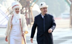 Садыр Жапаров ведет свою политику, не вмешивая жену, водителя и родственников, – Акылбек Жапаров