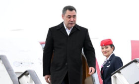Президент Садыр Жапаров вылетел с рабочим визитом в Россию. Кто его сопровождает?