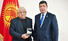 В мэрии Бишкека наградили ряд граждан