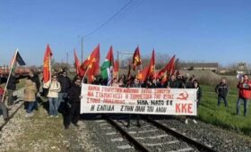 Греческие коммунисты остановили поезд с американскими танками