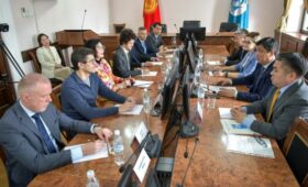 Мэр Бишкека провел встречу с делегацией Международной федерации хоккея