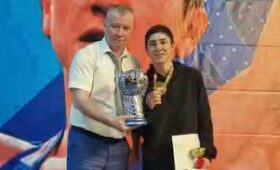 Чемпион мира из России вручил специальный кубок чемпиону мира из Кыргызстана
