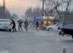 Видео — В Кара-Балте хотели задержать милиционеров, но они сбежали 