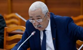 Депутат считает незаконным объединение Бишкекского горкенеша и айыльных кенешей