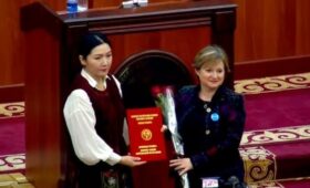 Ряд женщин награждены почетными грамотами и благодарственными письмами Жогорку Кенеша