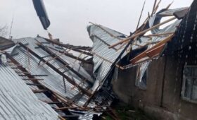 В Бишкеке на 14-летнего ребенка упала крыша из-за сильного ветра