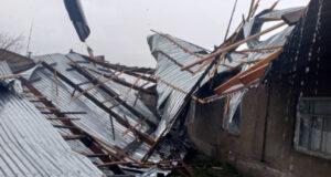 В Бишкеке на 14-летнего ребенка упала крыша из-за сильного ветра