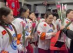 Болельщики подарили цветы хоккеисткам сборной Кыргызстана после матча с Ираном. Видео