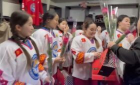 Болельщики подарили цветы хоккеисткам сборной Кыргызстана после матча с Ираном. Видео