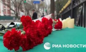 Жители Пекина несут цветы к посольству России после теракта в “Крокусе”